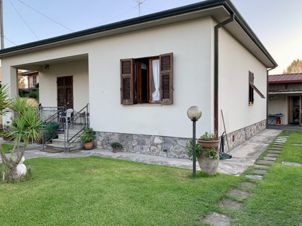 casa indipendente in vendita a Massa in zona Marina dei Ronchi