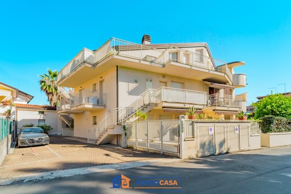 appartamento in vendita a Massa in zona Marina di Massa