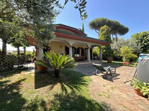 casa indipendente in vendita a Massa in zona Poveromo