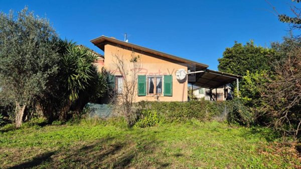 casa indipendente in vendita a Massa
