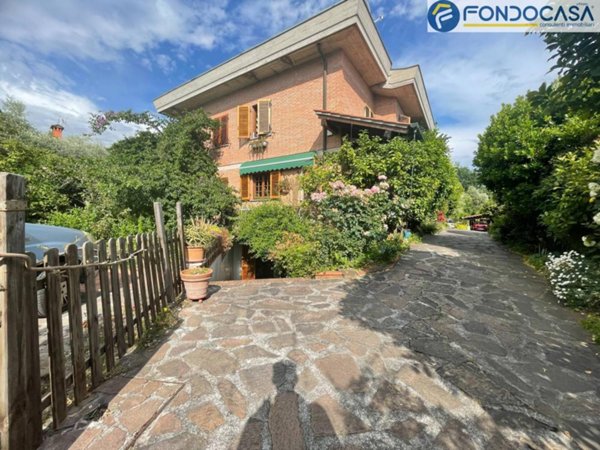 casa indipendente in vendita a Massa