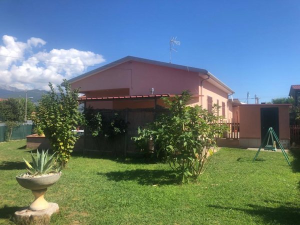 casa indipendente in vendita a Massa