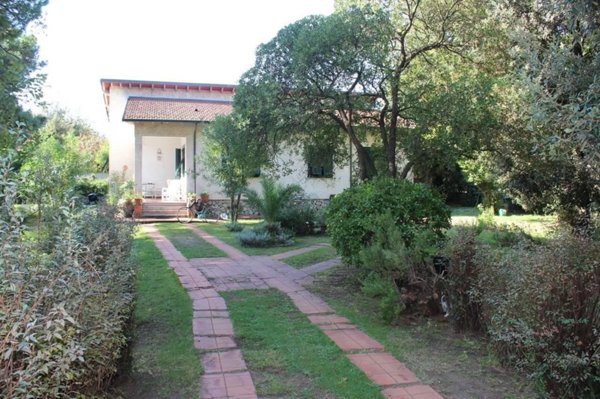 casa indipendente in vendita a Massa in zona Marina di Massa
