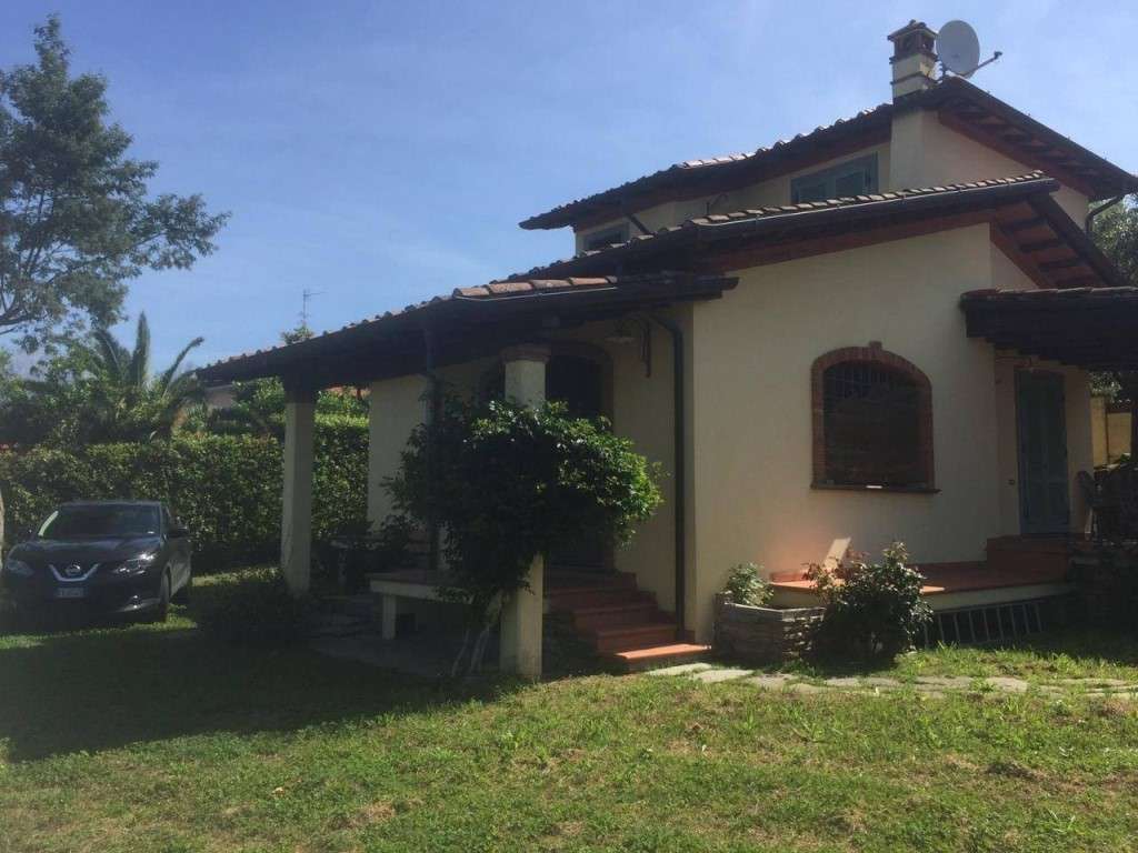 casa indipendente in vendita a Massa