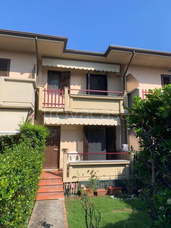 casa indipendente in vendita a Massa in zona Quercioli