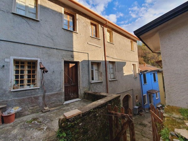 casa indipendente in vendita a Massa