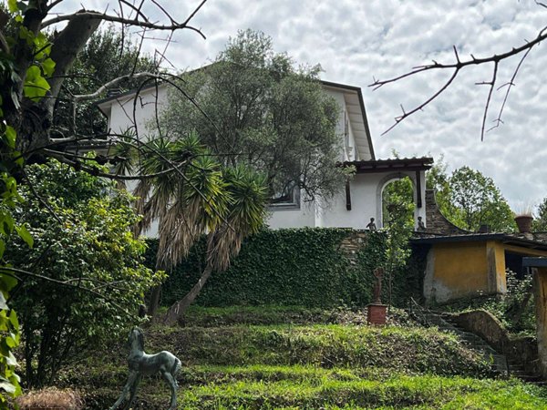casa indipendente in vendita a Massa