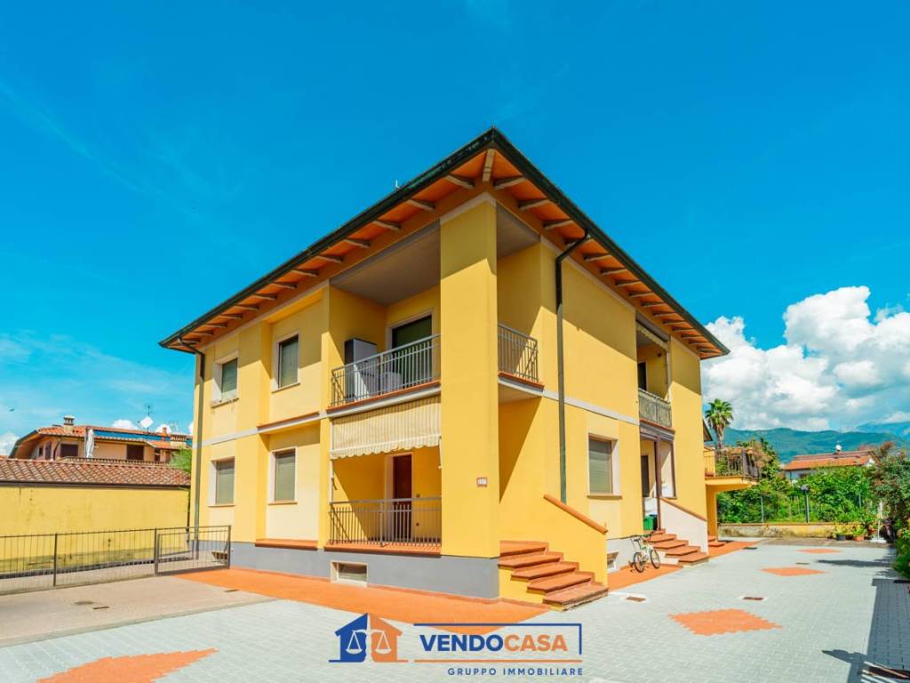 appartamento in vendita a Massa in zona Marina di Massa