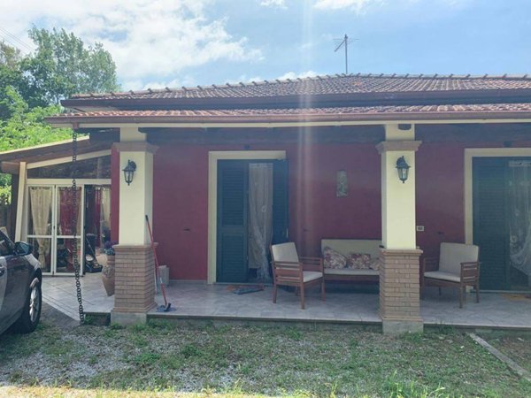 casa indipendente in vendita a Massa in zona Marina dei Ronchi