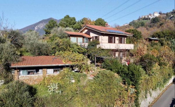 casa indipendente in vendita a Massa in zona Pariana