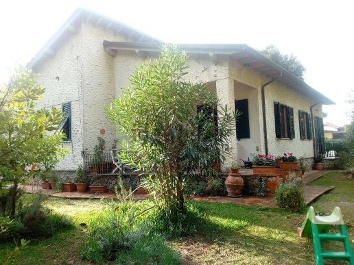 casa indipendente in vendita a Massa in zona Marina di Massa