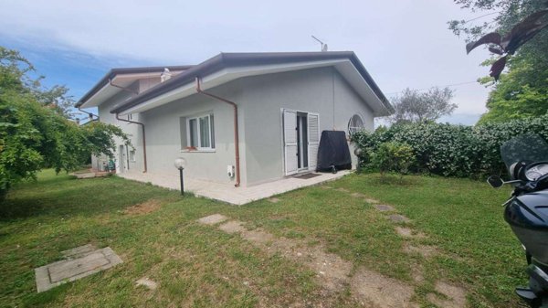 casa indipendente in vendita a Massa
