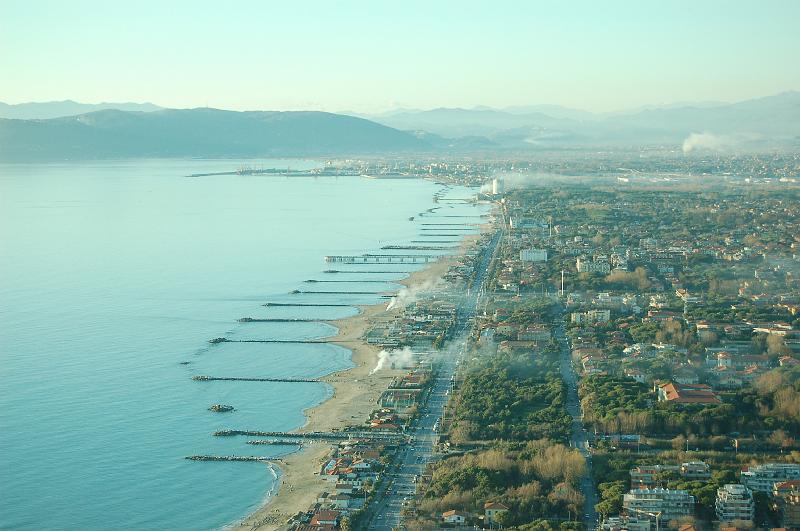 negozio in vendita a Massa in zona Marina di Massa