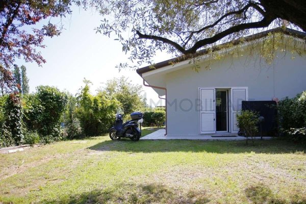 casa indipendente in vendita a Massa in zona Marina di Massa