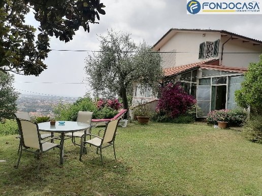 casa indipendente in vendita a Massa in zona Centro Storico