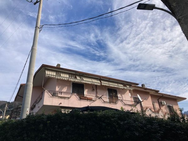 casa indipendente in vendita a Massa in zona Bargana