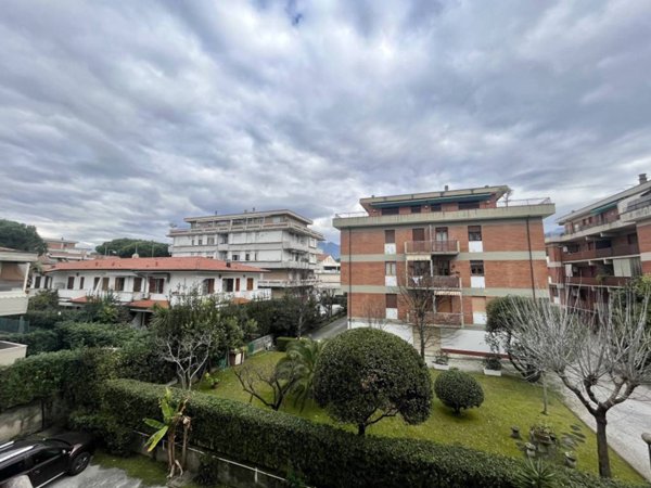 appartamento in vendita a Massa in zona Marina dei Ronchi