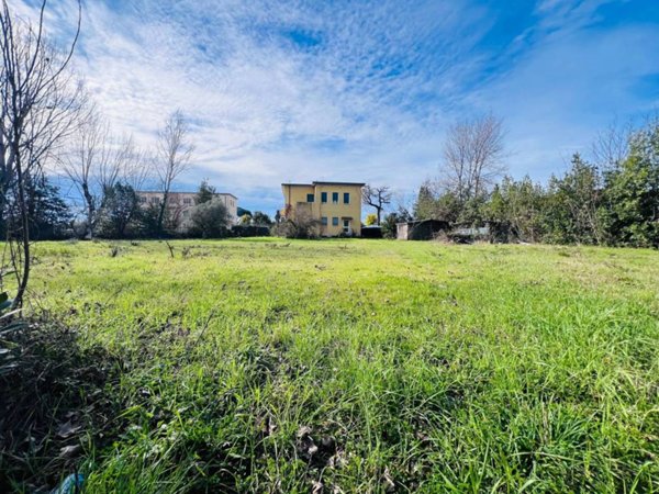 casa indipendente in vendita a Massa