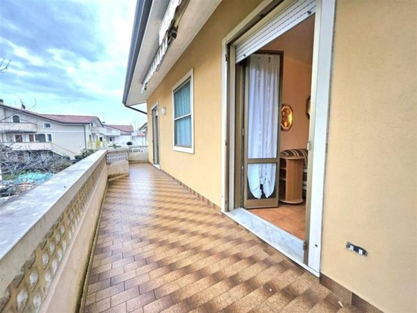 appartamento in vendita a Massa in zona Marina dei Ronchi