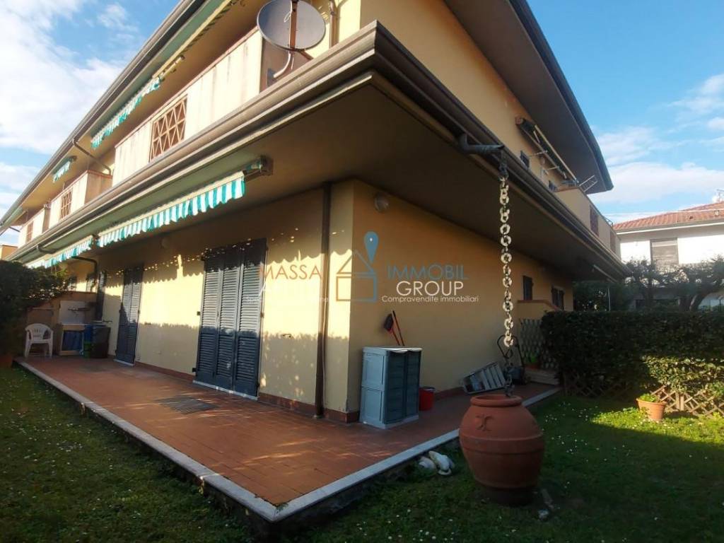 appartamento in vendita a Massa in zona Marina di Massa