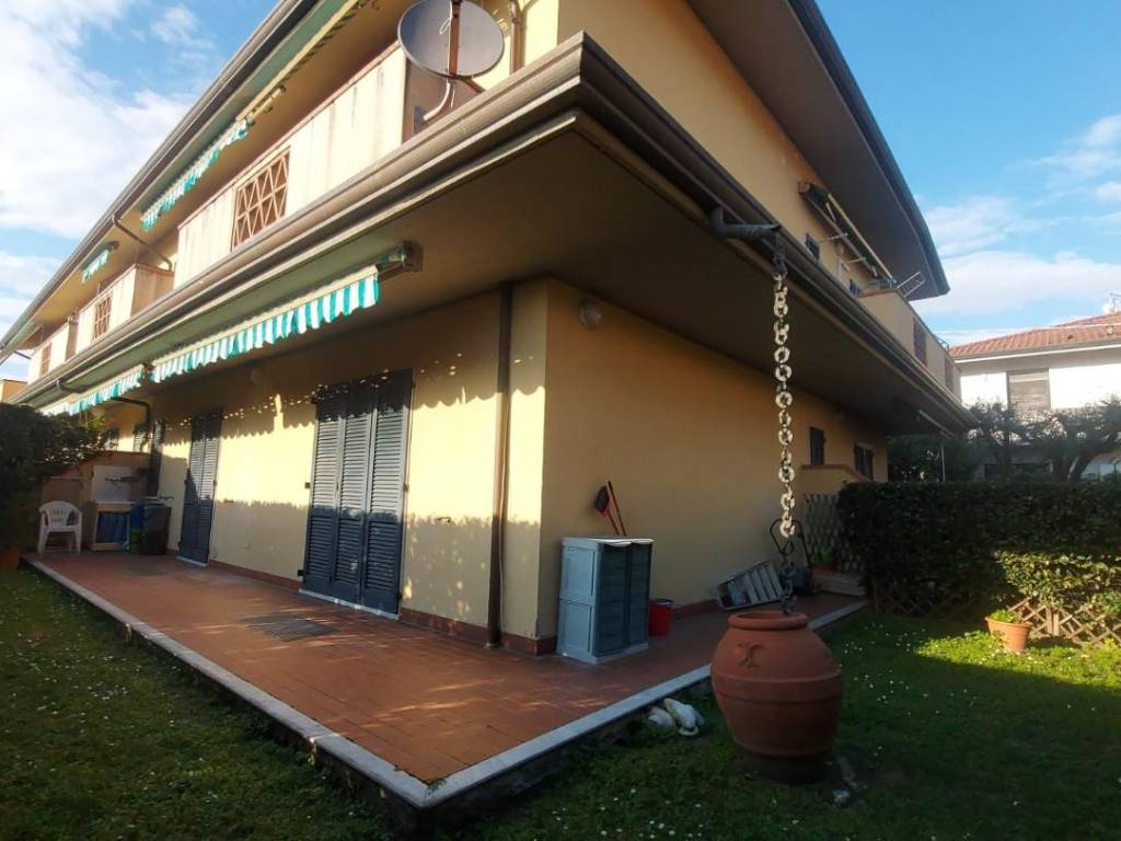 appartamento in vendita a Massa in zona Marina di Massa