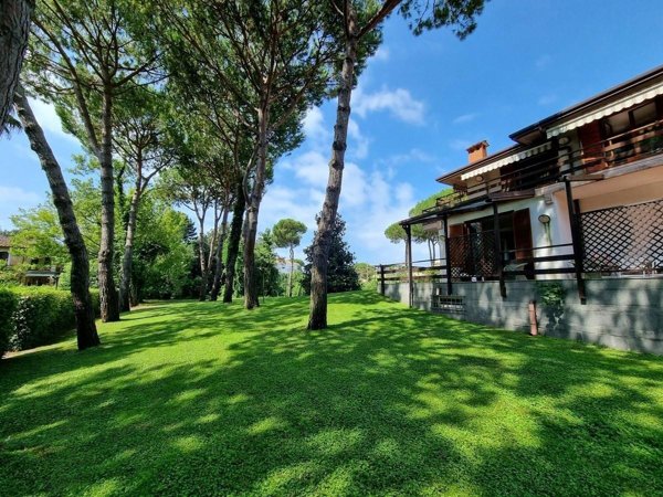 casa indipendente in vendita a Massa in zona Marina dei Ronchi