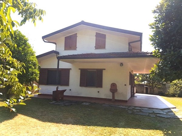 casa indipendente in vendita a Massa in zona Poveromo