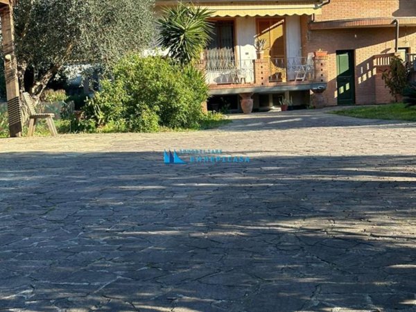 casa indipendente in vendita a Massa in zona Quercioli