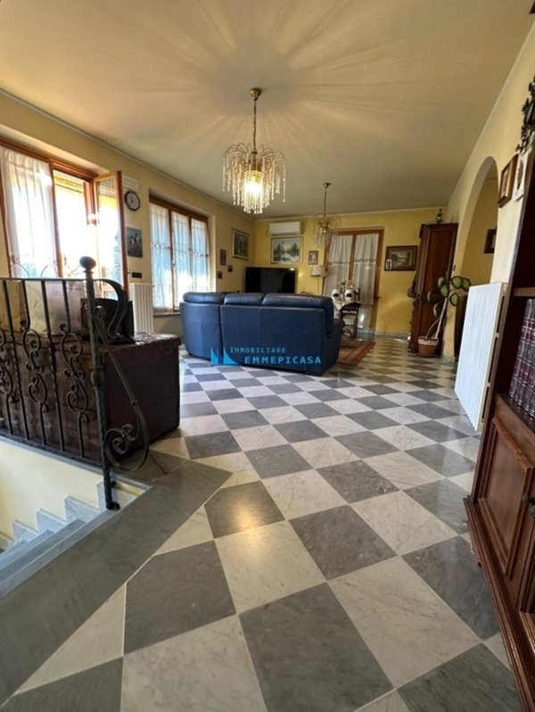 casa indipendente in vendita a Massa in zona Quercioli