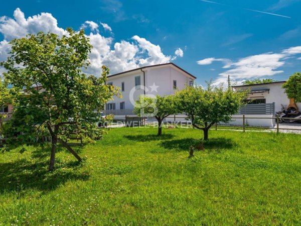 appartamento in vendita a Massa in zona Marina di Massa
