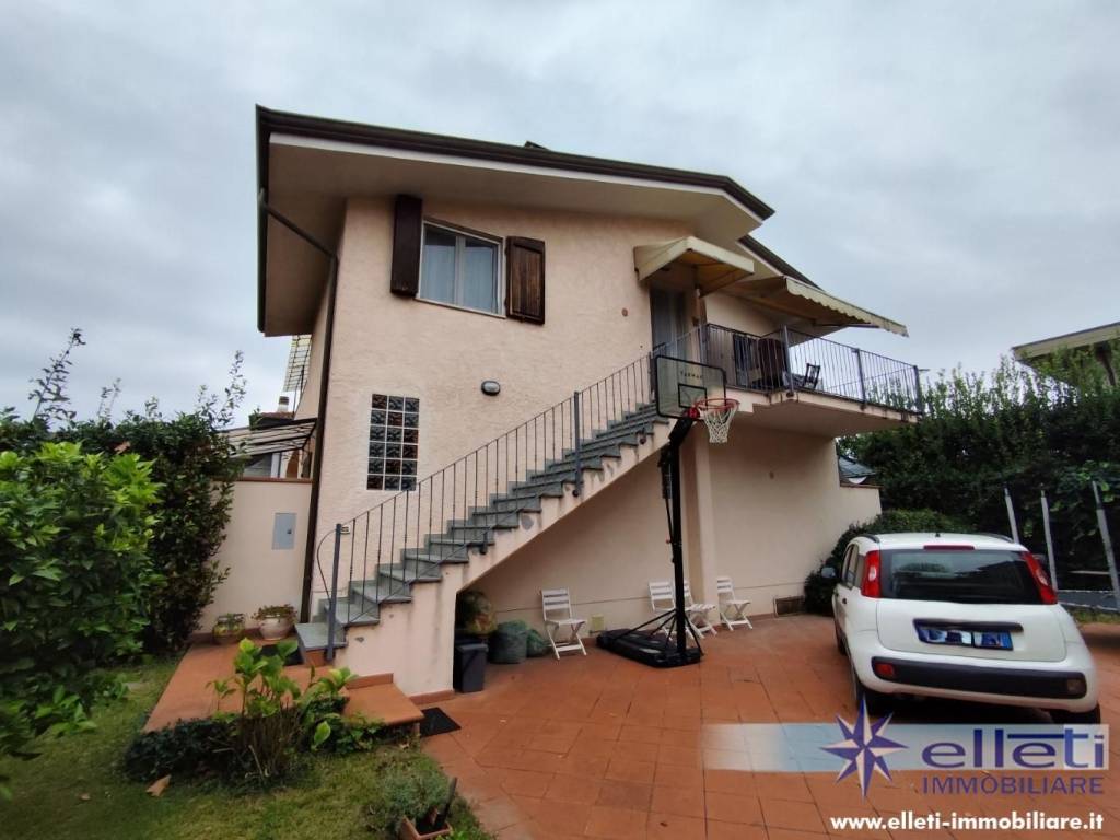 casa indipendente in vendita a Massa in zona Poveromo