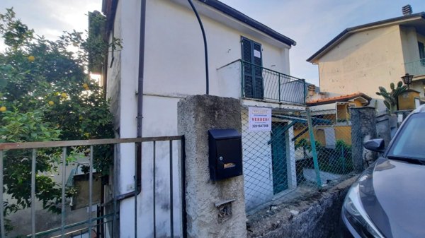 casa semindipendente in vendita a Massa in zona Pariana