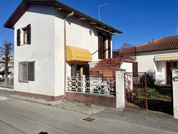 casa indipendente in vendita a Massa in zona Marina di Massa