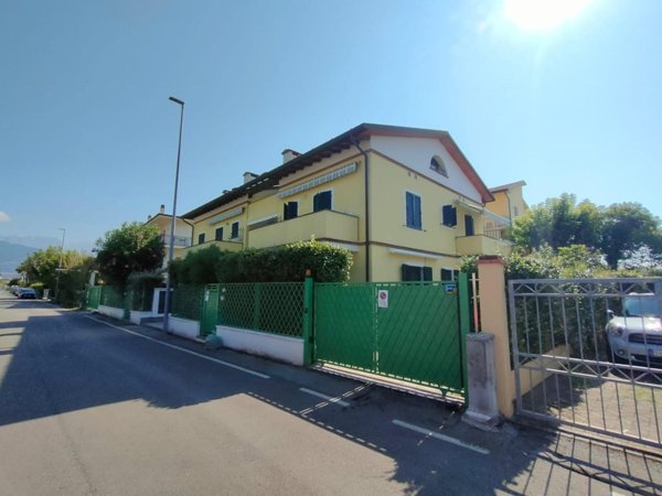 appartamento in vendita a Massa in zona Marina di Massa
