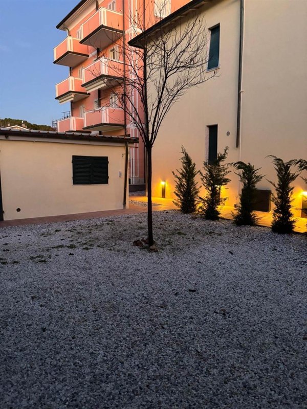 casa indipendente in vendita a Massa in zona Marina di Massa