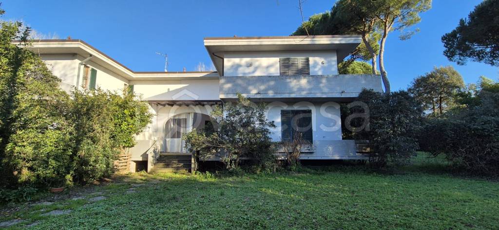 casa indipendente in vendita a Massa in zona Marina dei Ronchi