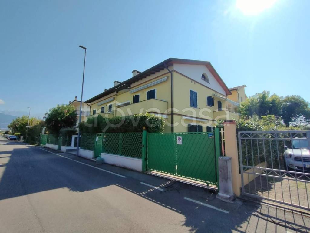 appartamento in vendita a Massa in zona Marina di Massa