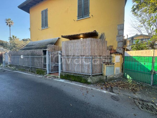 appartamento in vendita a Massa in zona Marina di Massa