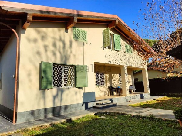 casa indipendente in vendita a Massa in zona Marina di Massa