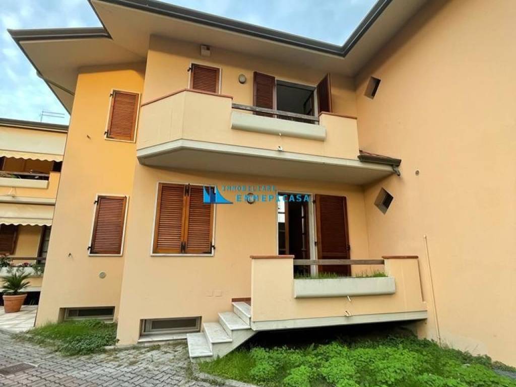 casa indipendente in vendita a Massa in zona Marina di Massa