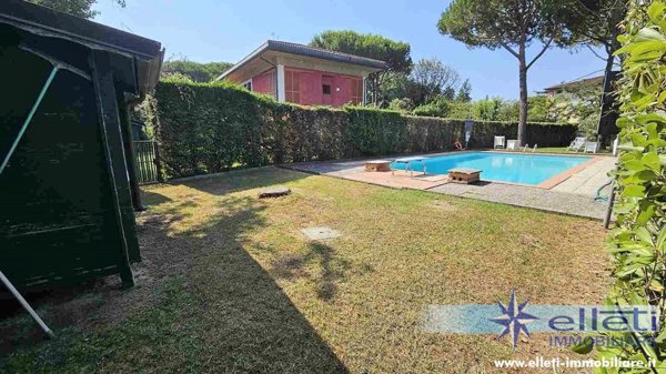 casa indipendente in vendita a Massa in zona Poveromo