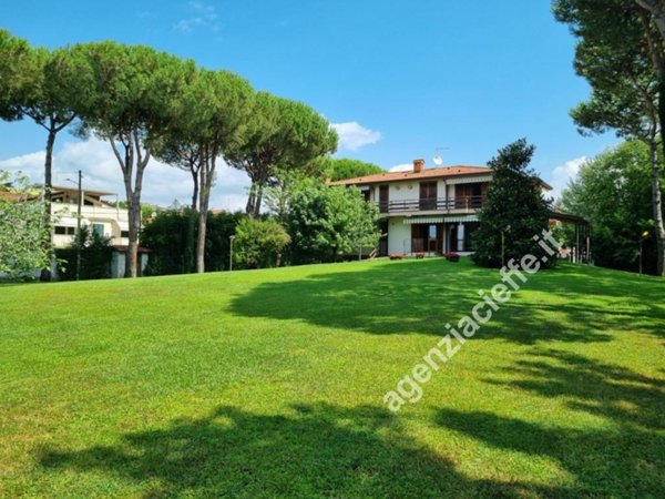 casa indipendente in vendita a Massa in zona Marina dei Ronchi