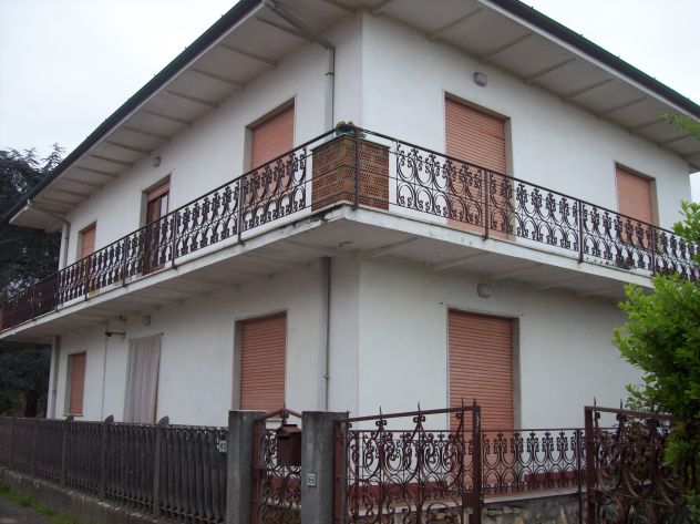 casa indipendente in vendita a Massa in zona Marina di Massa