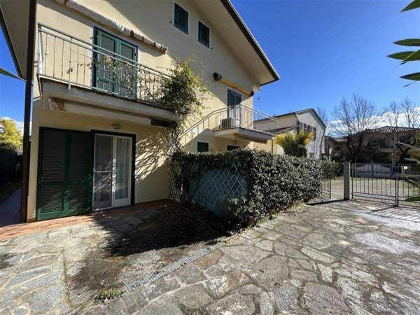casa indipendente in vendita a Massa in zona Marina di Massa