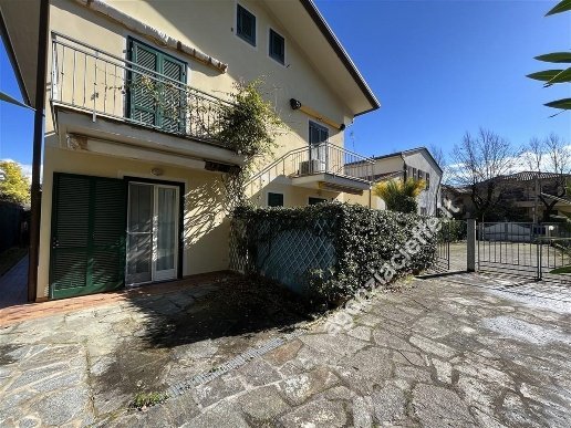 appartamento in vendita a Massa in zona Centro Storico