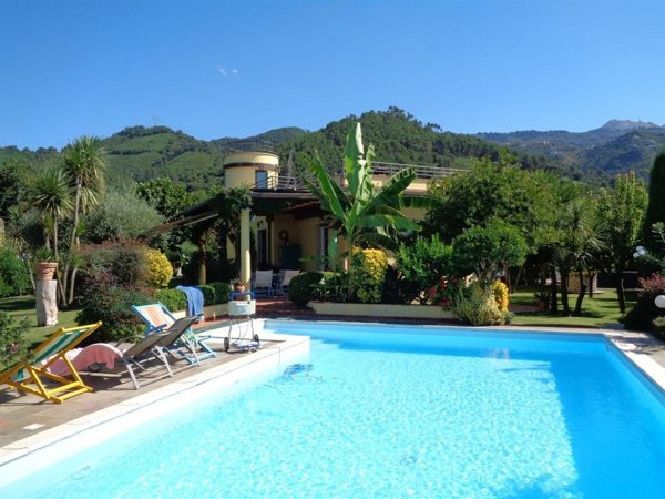 casa indipendente in vendita a Massa