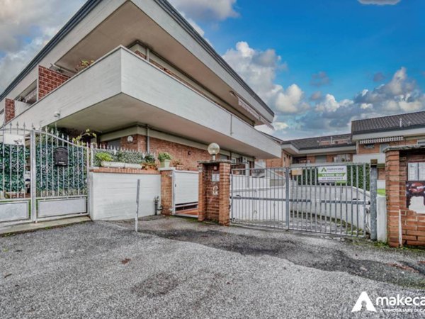 appartamento in vendita a Massa in zona Marina di Massa
