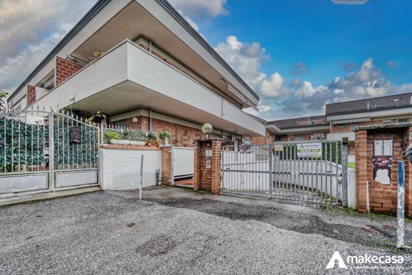 appartamento in vendita a Massa in zona Marina di Massa