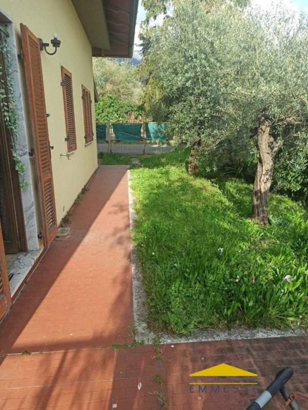 casa indipendente in vendita a Massa