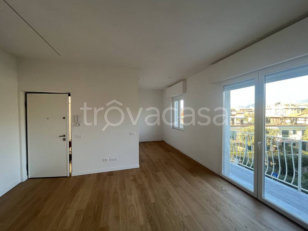 appartamento in vendita a Massa in zona Marina dei Ronchi